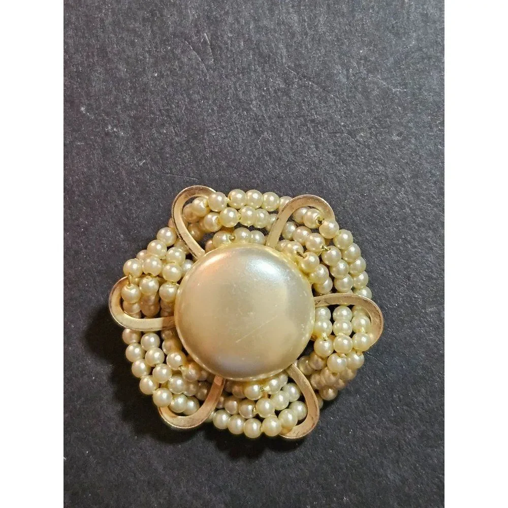Gold tone vintage faux pearl brooch round